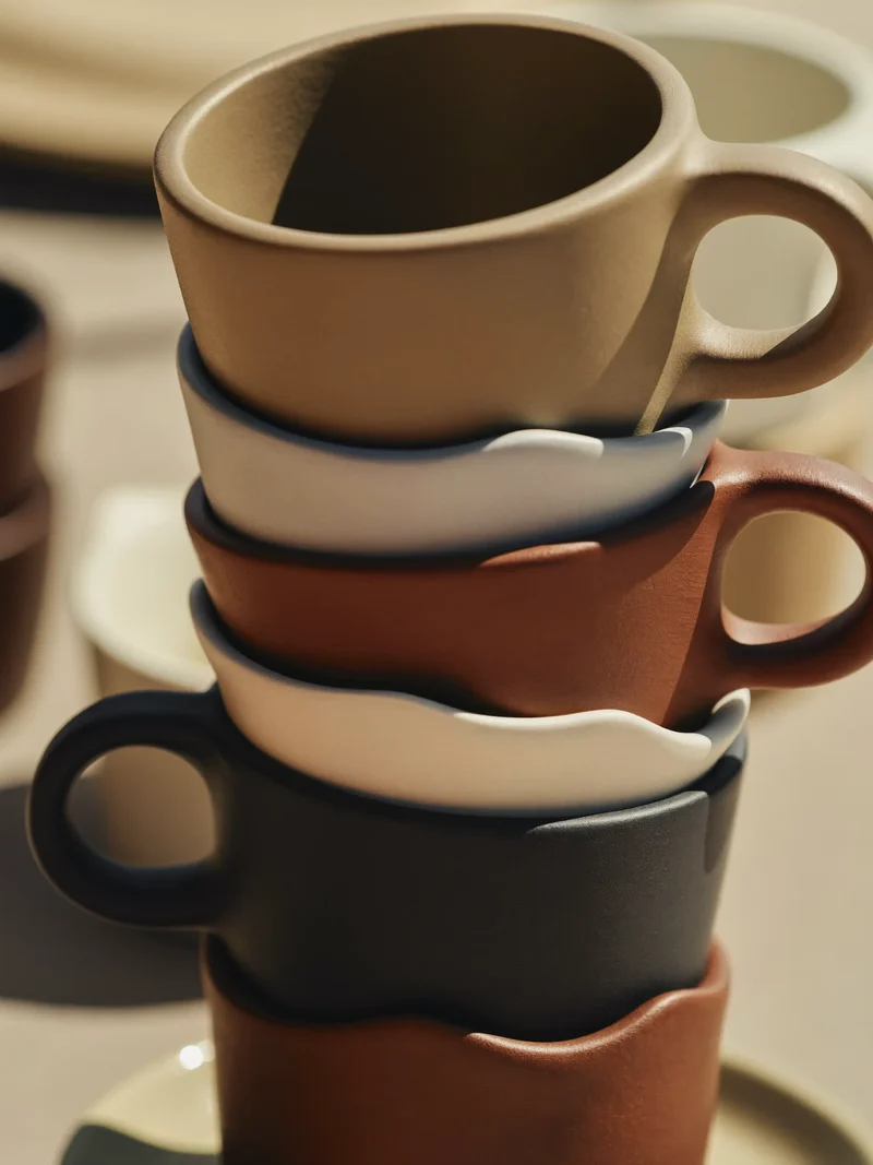Ilustrație: căni ceramice stivuite cu profiluri originale